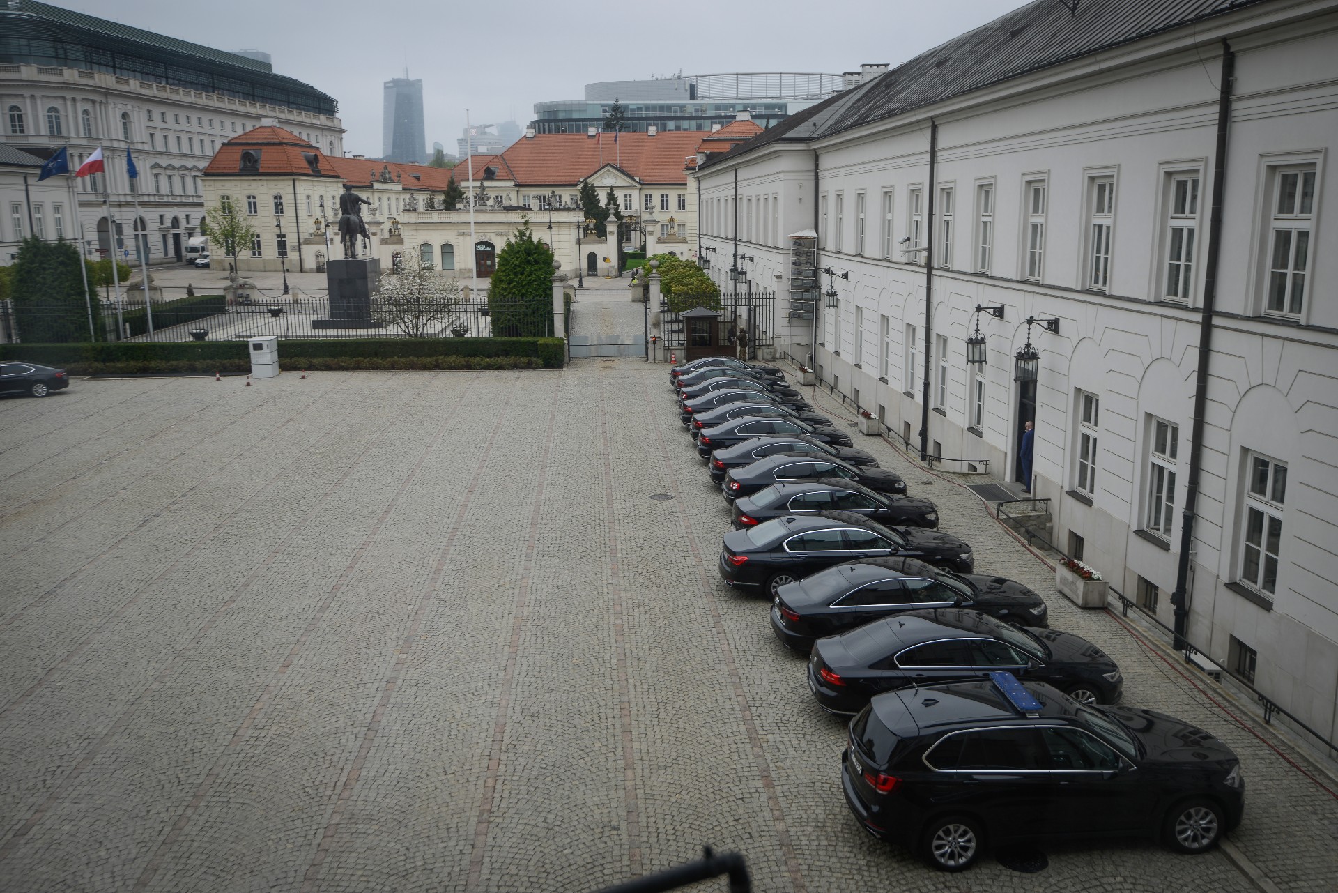 Rząd kupi 308 limuzyn za pieniądze z funduszu UE dla imigrantów